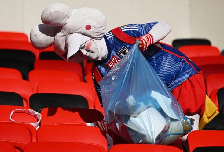 日本球迷解释为何清理看台垃圾